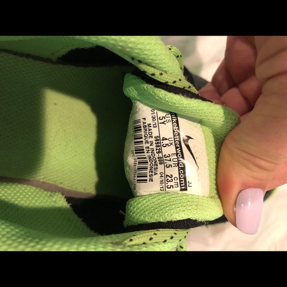 Black and lime green Nike running shoes - Picture 5 of 5